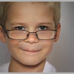 Lächelnder Junge mit Brille